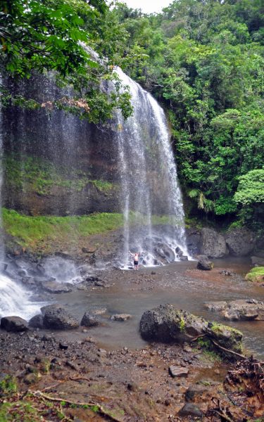 Zinni nimmt eine Dusche, Ngardmau Wasserfälle, Palau