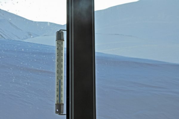 Blick in die Kälte aus dem Spitsbergen Hotel in Spitzbergen