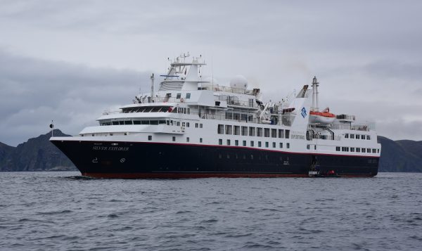 Die MS Silver Explorer auf der Fahrt durch die Arktis von Russland