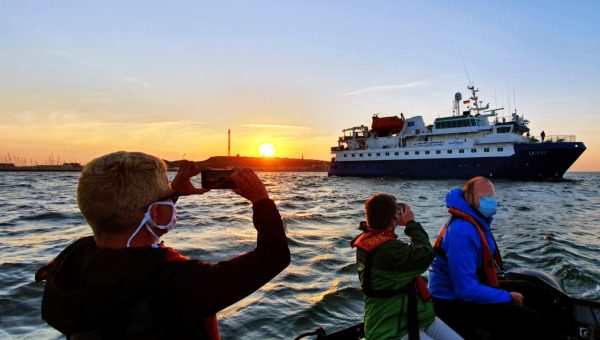 Auf Sunset Cruise mit Zodiac-Booten zur Lange Anna im Abendlicht unterwegs