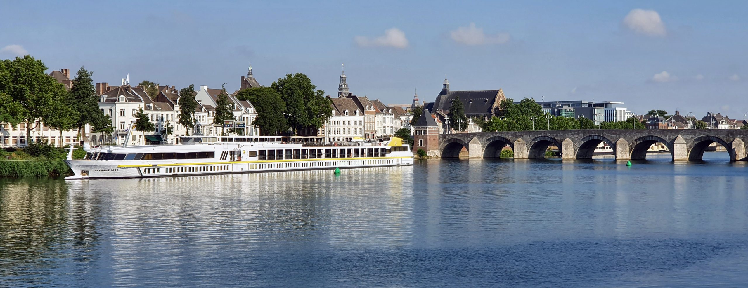 Blick auf die Elegant Lady in Maastricht auf der Kreuzfahrt durch die Niederlande