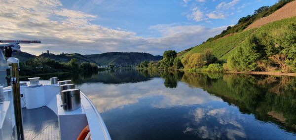 Spiegelungen auf dem Rhein