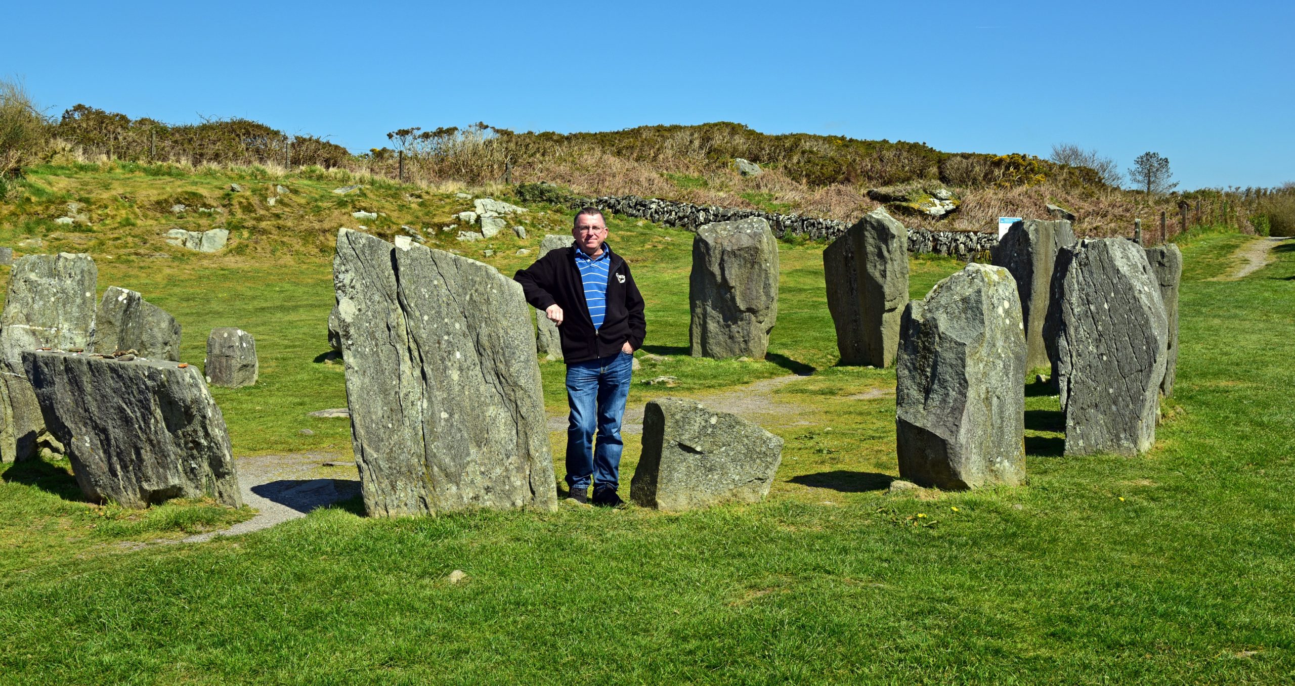 Zinni und The Ardgroom Stone Circle in Irland