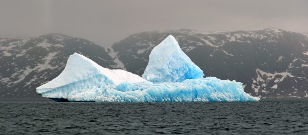 Ein Eisberg auf der Fahrt von Narsaq nach Qaqortoq
