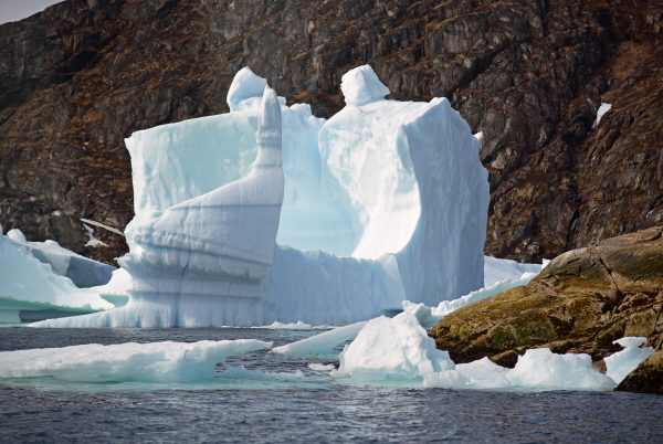 Ein Eisberg auf der Fahrt von Narsaq nach Qaqortoq