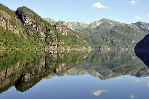 Spiegelungen im Osterfjord / Norwegen