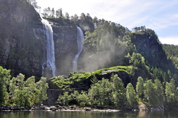 Ein Wasserfall im Osterfjord / Norwegen