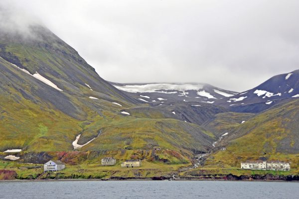 Grumant, eine verlassene Bergarbeitersiedlung auf Spitzbergen