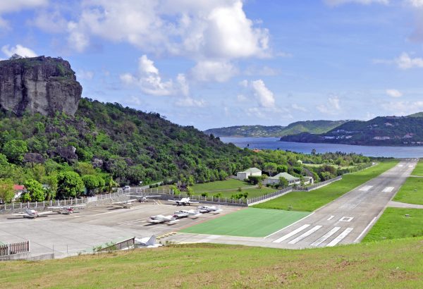 Der Flughafen von St. Barths in der Karibik