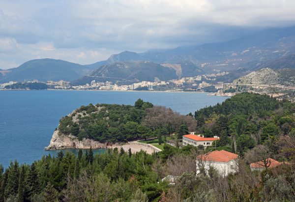 Panoramablick auf eine Küste der Adria