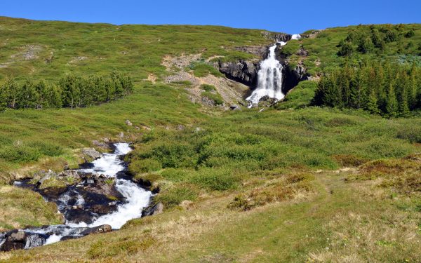 Ein Wasserfall in Ísafjörður im Jahr 2012