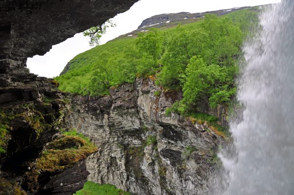 Blick hinter den Storseter Wasserfall bei Geiranger