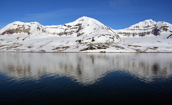 Wasserspiegelung in Burgerbukta, Spitzbergen