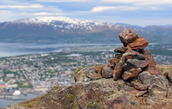 Markierte Steinhaufen auf dem Berg Storsteinen, Tromsø, Norwegen