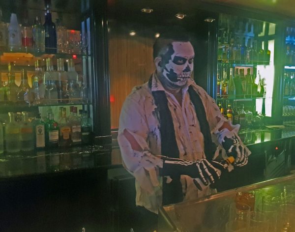 Ein Barkeeper an Halloween auf der MS Silver Whisper in Kanada