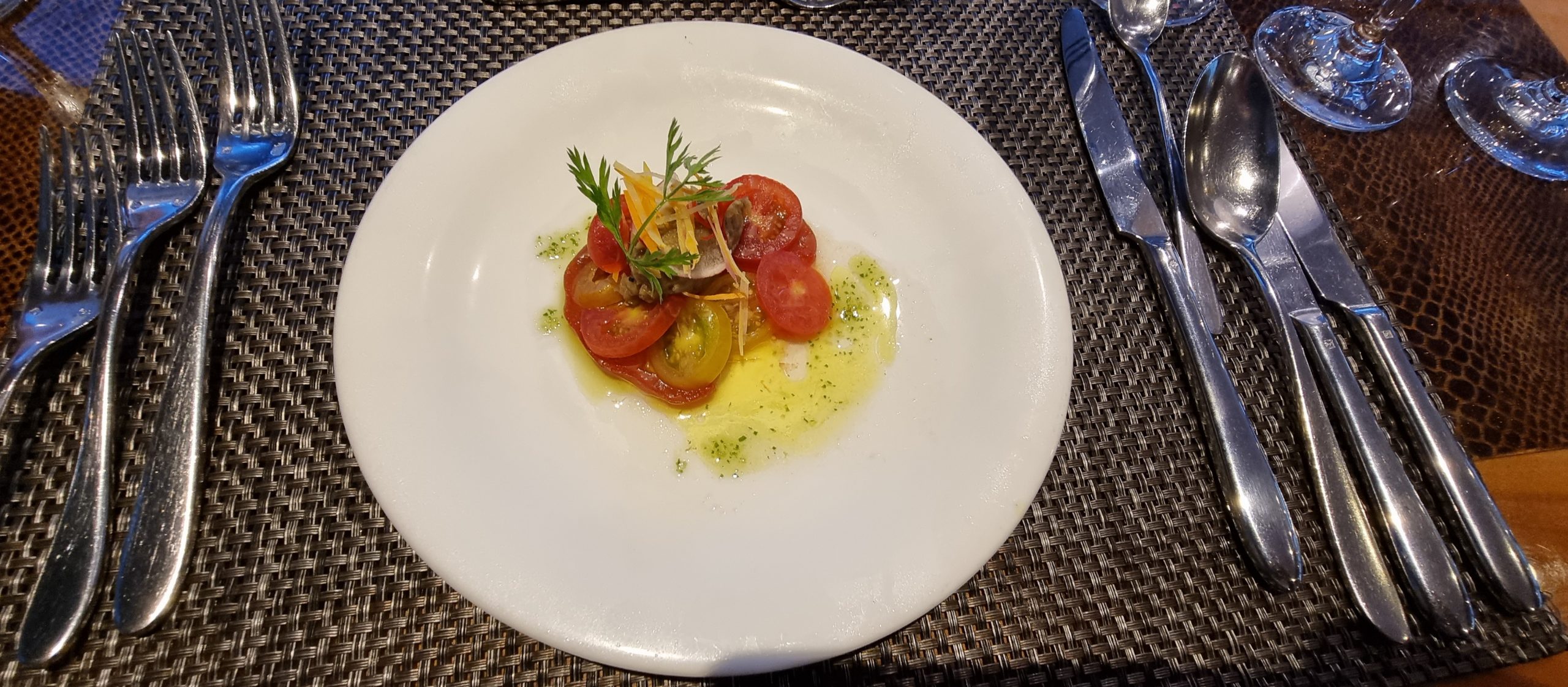 Heirloom Tomato Carpaccio und Eggplant Caviar auf der MS AmaPrima