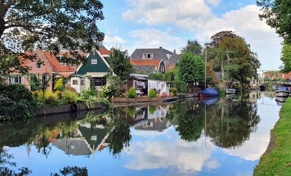 Der Kanal Nieuwe Haven in Edam