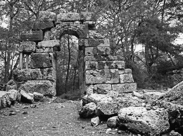 Eine Portal-Ruine in der antiken Stadt Phaselis
