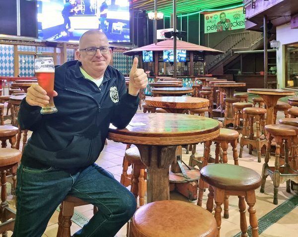 Zinni beim Barhocking im Bierkönig in Arenal auf Mallorca