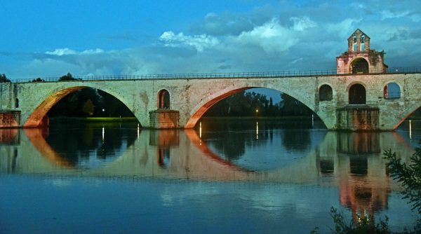 Die Brücke von Avignon während der Dämmerung