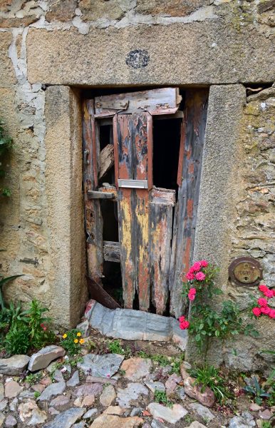 Alte Tür und neuer Briefkasten in Castelo Rodrigo