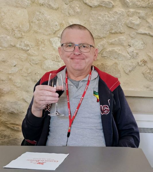 Zinni bei der Rotwein-Probe in der Weinkellerei Château de Pressac in Saint-Étienne-de-Lisse