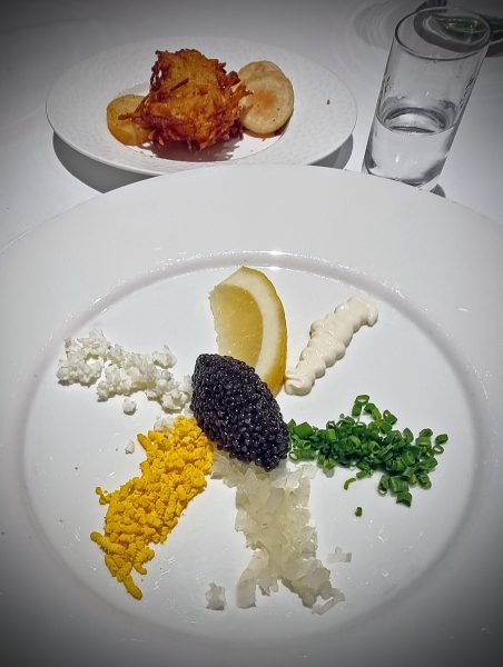 Ein Kaviar-Gang im Restaurant auf der HANSEATIC spirit