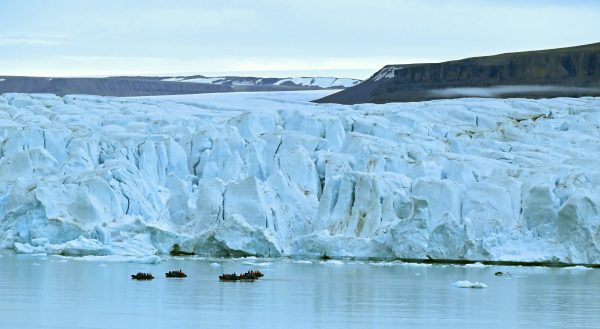 Zum Gletscherrand mit Zodiac in der Croker Bay