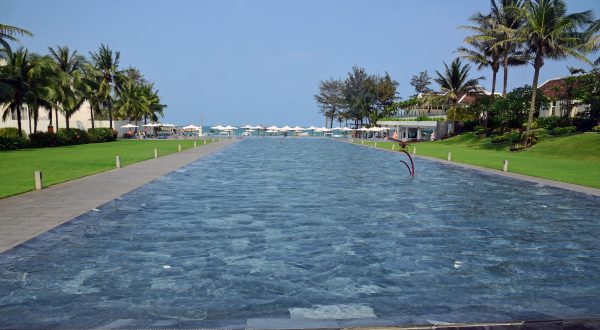 Der Pool vom Pullman Da Nang Beach Resort