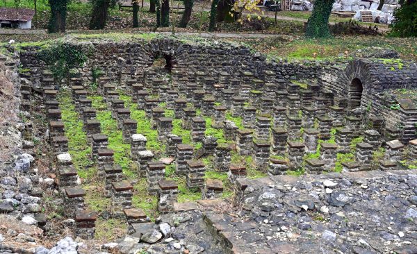 Der römische Badekomplex  in der archäologischen Stätte von Dion