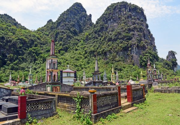 Ein Friedhof nahe Dong Hoi in Vietnam