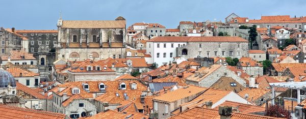 Blick auf orangefarbene Dächer in Dubrovnik
