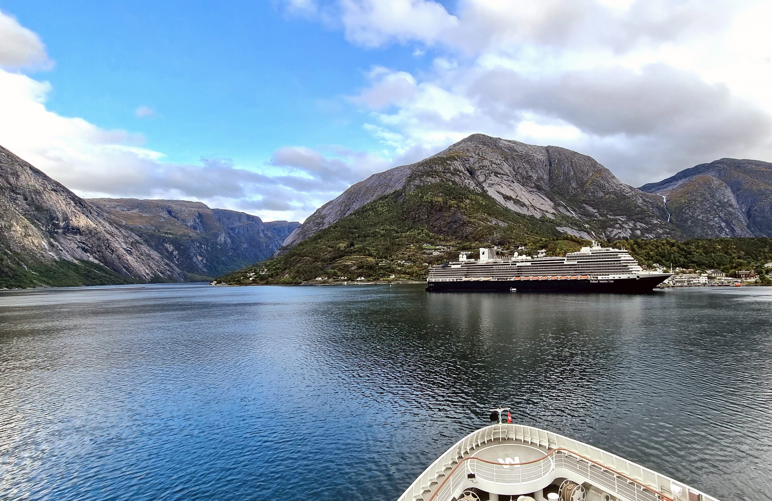 Die Holland American Line im Hafen von Eidfjord