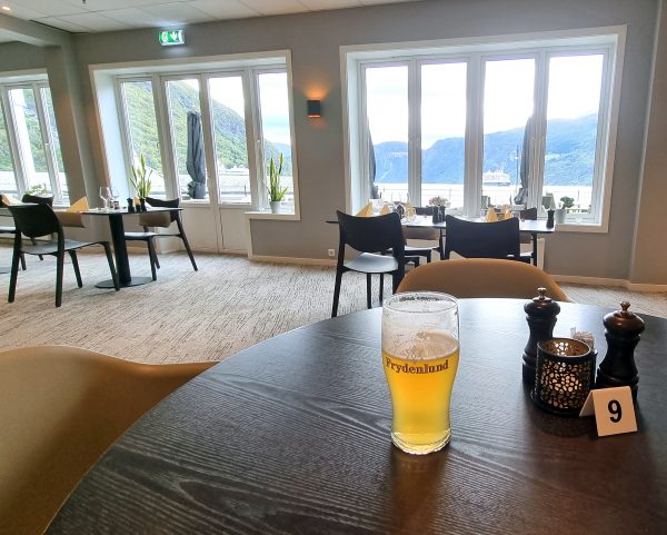 Bier auf Tisch 9 im Vøringfoss Hotel in Eidfjord