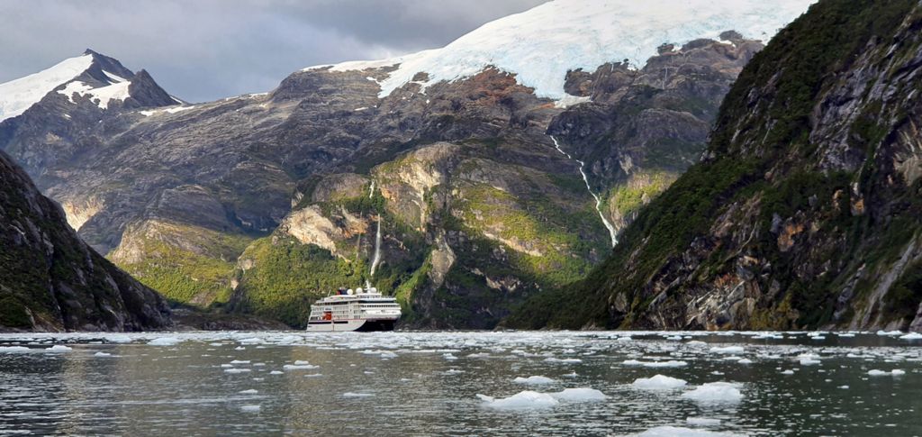Die MS HANSEATIC nature im Garibaldi Fjord in Chile