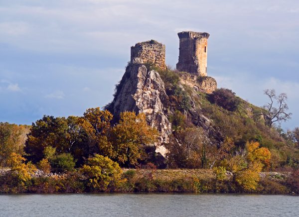 Eine Burgruine auf der Rhone