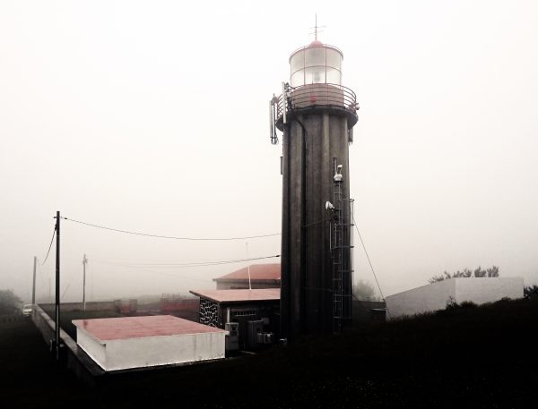 Der Leuchtturm Farol do Carapacho auf Graciosa
