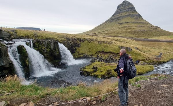 Zinni und der Kirkjufellsfoss Wasserfall in Island
