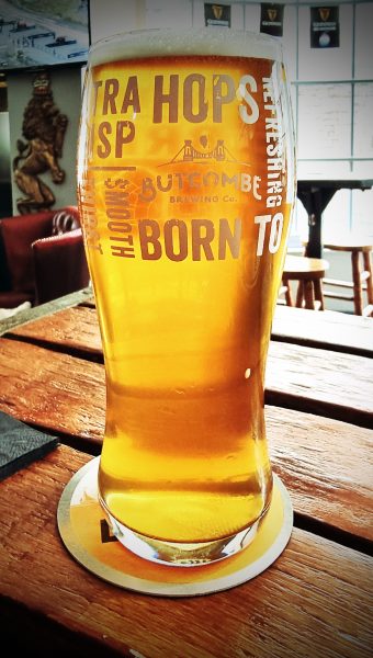 Lokales Bier aus dem Glas auf Guernsey