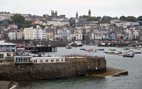 Blick auf Saint Peter Port auf Guernsey