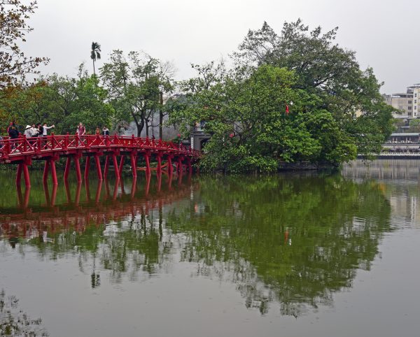 Die Brücke zum Jadeberg-Tempel in Hanoi