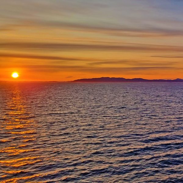Sonnenaufgang in Grönland von der HANSEATIC inspiration aus gesehen