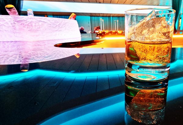 Whisky mit Gletscher-Eis aus Grönland auf der HANSEATIC inspiration