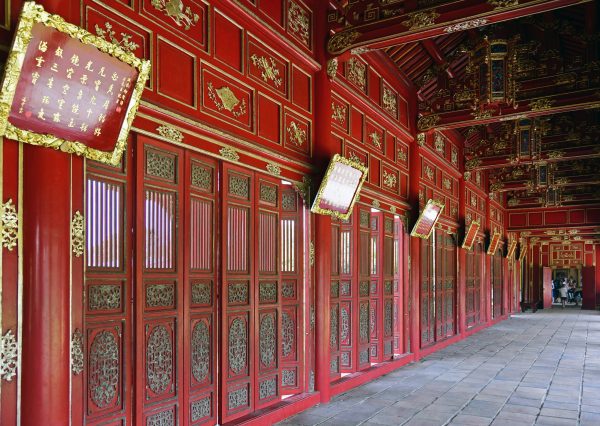 Rote Türen im Thai Hoa Palace in Hue