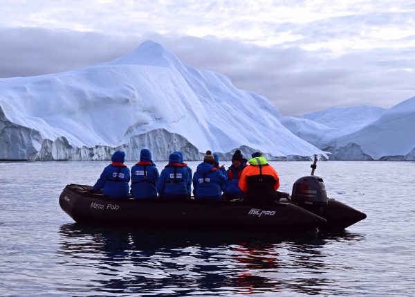Passagiere, die auf Eisberge starren