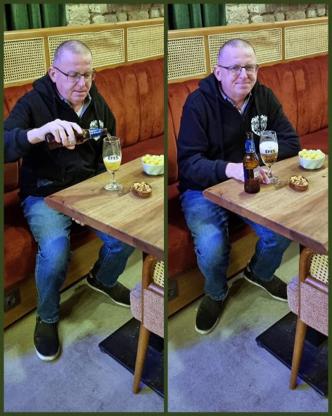 Zinni schenkt ein und genießt sein Bier in einer Bar in Istanbul