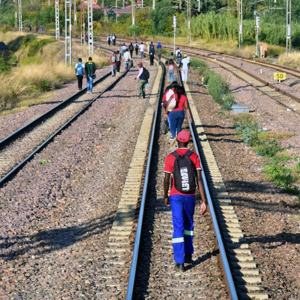 Das Betreten der Gleise ist verboten in Südafrika