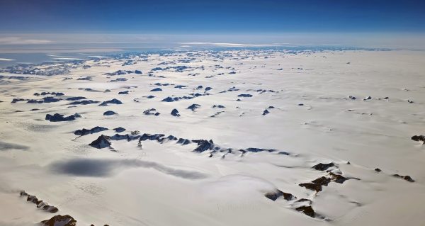 Schnee und Berge auf dem Weg nach Kangerlussuaq