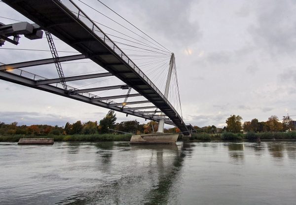 Eine doppelte Fußgängerbrücke über den Rhein
