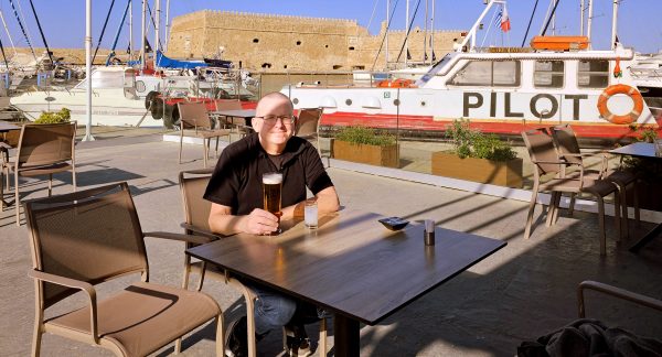 Zinni mit Hafenbier im Café Marina in Heraklion auf Kreta
